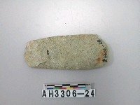 藏品(中長條形舌刃打磨製石斧)的圖片